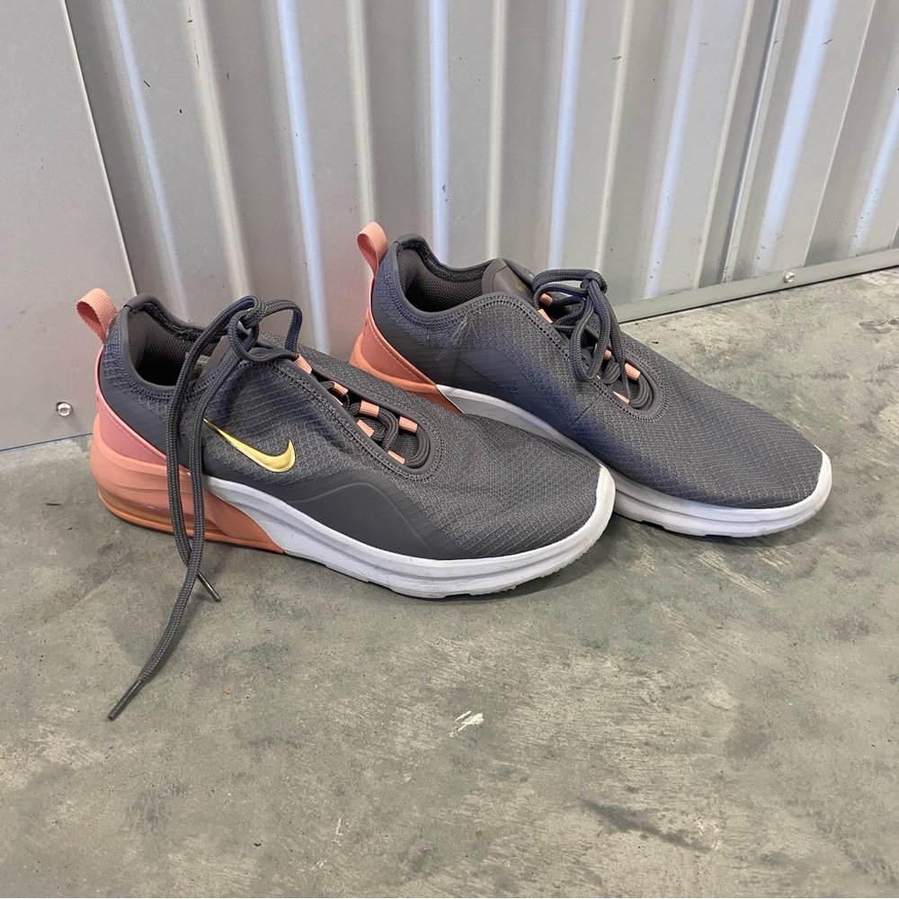 Nike Air Max Motion 2- Size 10